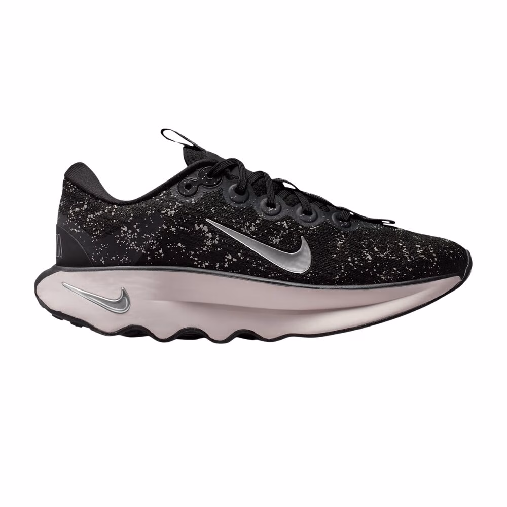 NIKE D WMNS NIKE MOTIVA SE NEGRO X PLATEADO
